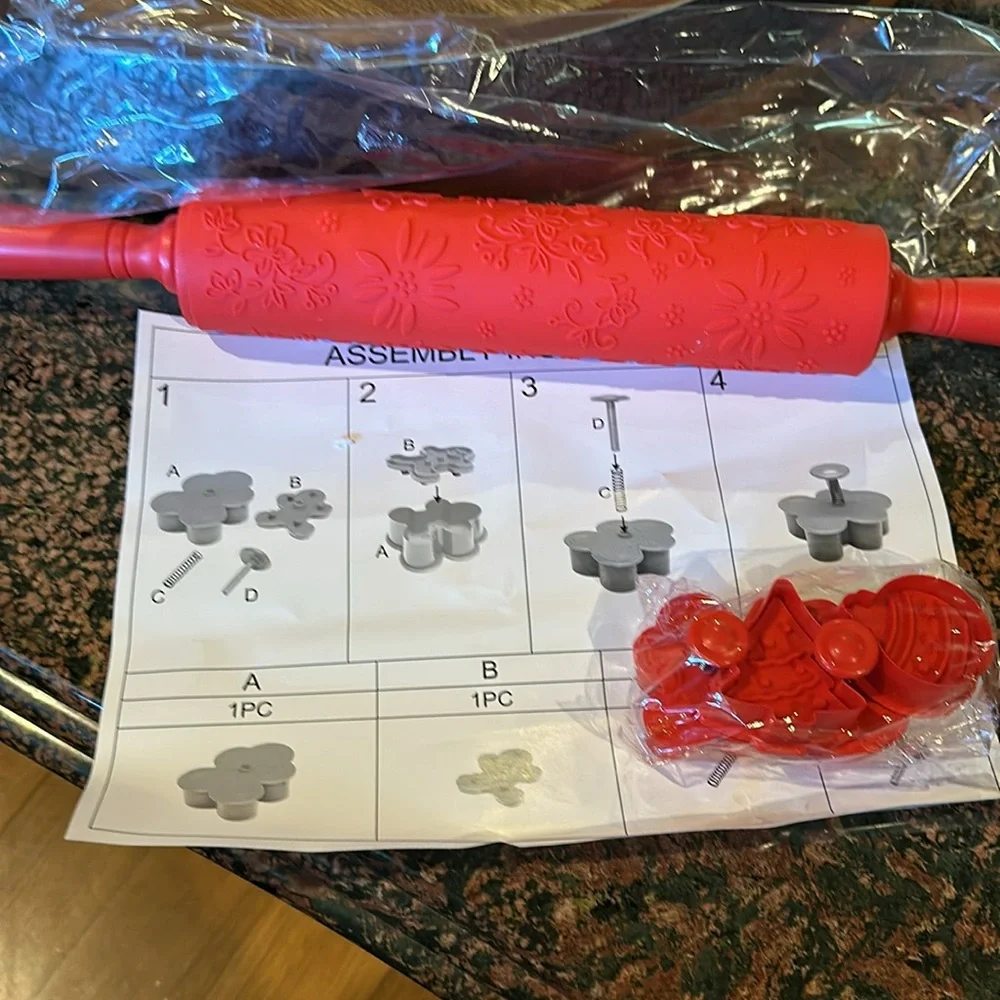 QVC Temp-tations Classic Rolling Pin And Four Cookies Cutters Holidays Seasonal
